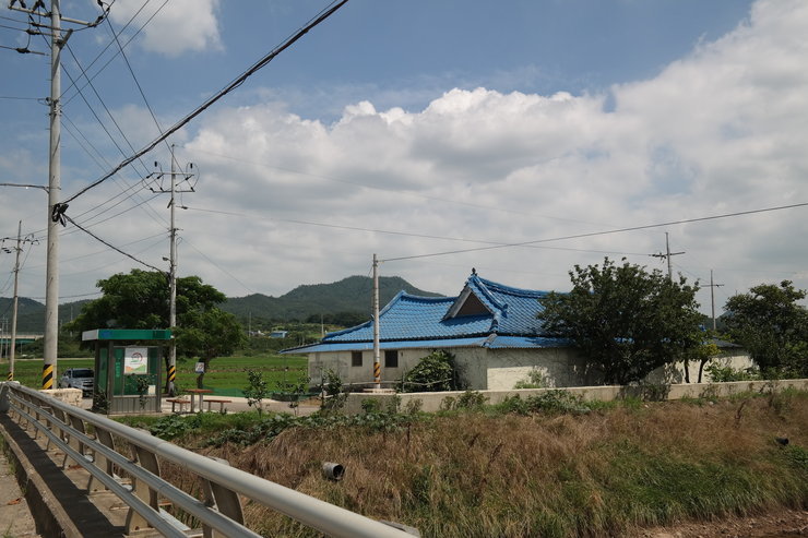 전리 마을의 파란색 지붕 주택건물