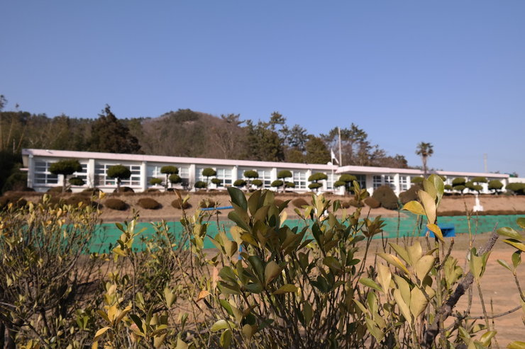 청호 마을 학교 건물 전경