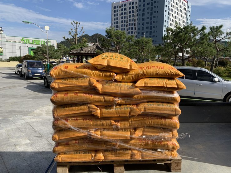 창원축산 김영식 대표가 어려운 이웃을 위해 사용해 달라며 20kg 쌀 50포를 기부 - 기념촬영