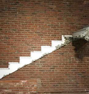 유지원작가 - 부서진 계단을 표현한 작품