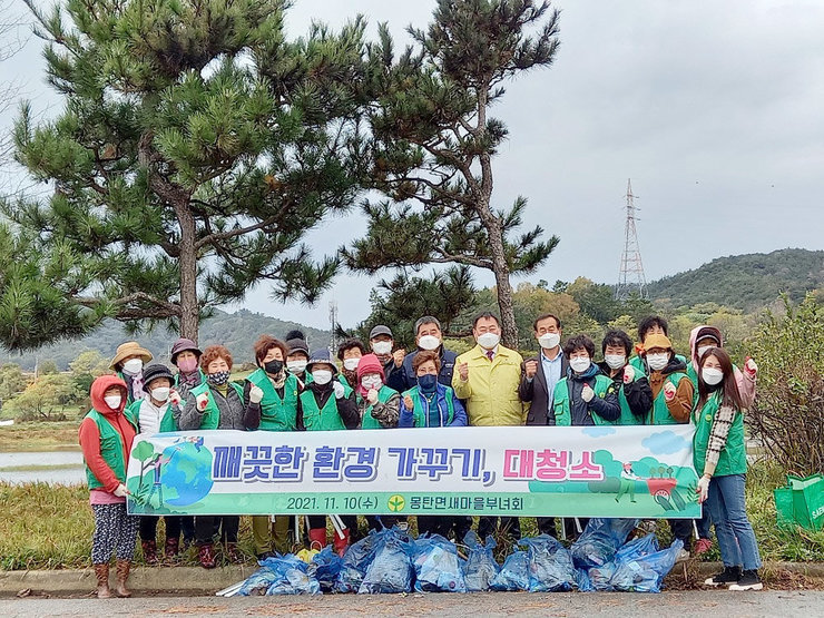 깨끗한환경가꾸기 대청소에 참여한 몽탄면새마을부녀회 회원들과 관계자들의 단체기념 촬영모습