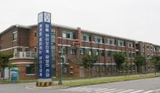 붉은색 벽돌로 지어진 한국폴리텍v대학 바이오캠퍼스 전경