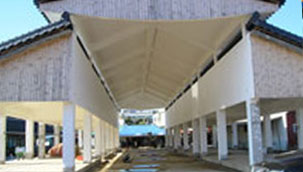 망운시장의 긴 통로 모양의 흰색 지붕과 기둥 모습