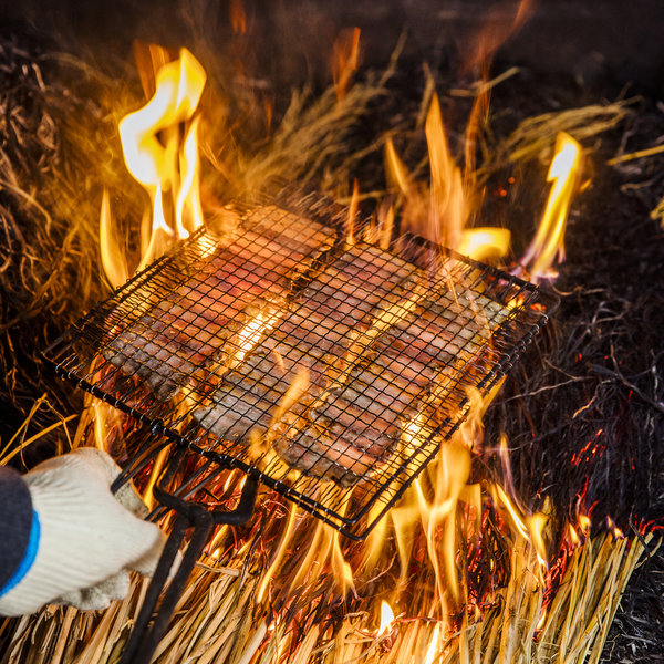 암퇘지의 삼겹살을 석쇠에 가지런히 깔고 볏짚을 지펴 그 불씨로 고기를 구운 것이다. 볏짚특유의 향이 고기에 스며들어 느끼하지 않고 고소한 맛이 일품이다.