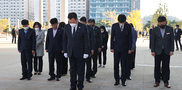 김산 무안군수 및 부군수 실과장 등 다수의 인원들과 함께 이태원 사고 사망자 들의 합동분향장에서 목례를 하는 모습을 찍은 사진
